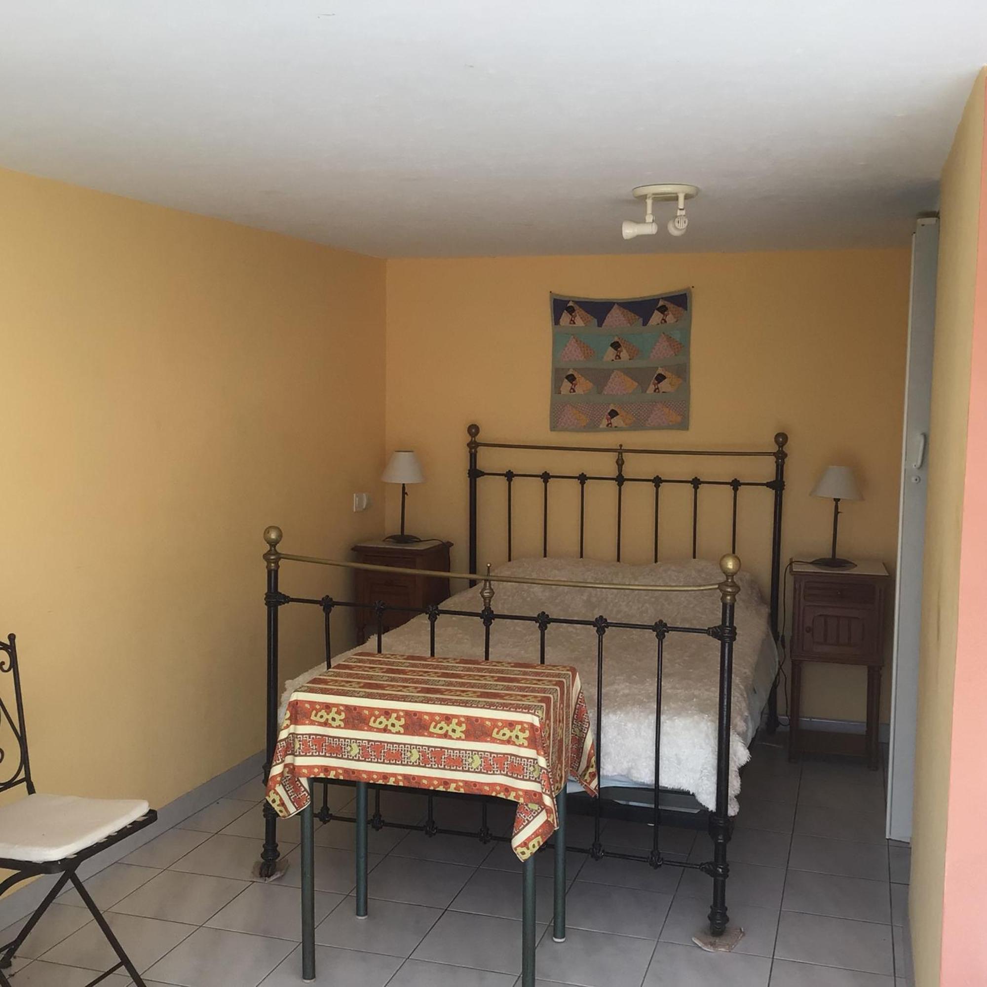 Les Conils - Gites Et Chambres D'Hotes Saint-Pierre-de-Vassols Rom bilde